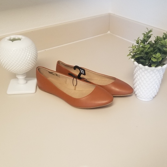 WOMEN'S TIME AND TRU TAN FLAT SLIP ON LOAFERS. NEW - Picture 1 of 4